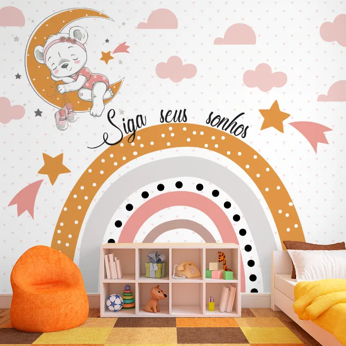 Papel de Parede Ursinha Sonhadora com Arco-Íris e Lua para Quarto Infantil
