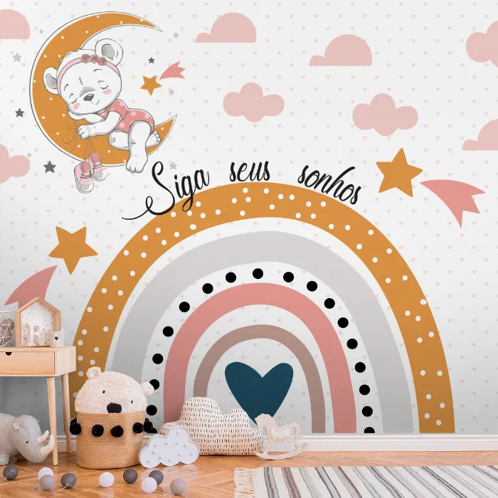 Papel de Parede Ursinha Sonhadora com Arco-Íris e Lua para Quarto Infantil